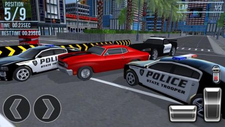 警车追击撞毁汽车