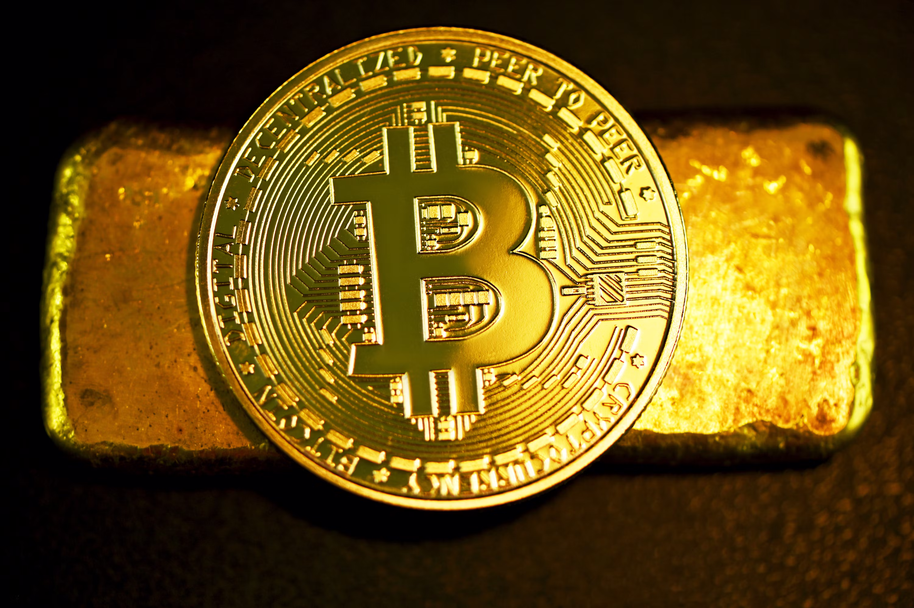 黄金的买入高潮正在上演，比特币或将为此付出代价